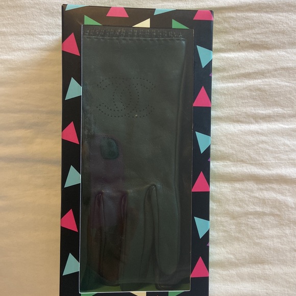 Chanel women’s Lambskin Gloves. NWOT - Picture 10 of 12